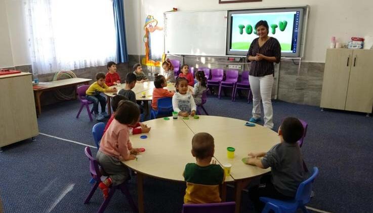 Kanseri yenen Ayşegül öğretmen 2 yıl sonra öğrencilerine kavuştu, okul bayram yerine döndü