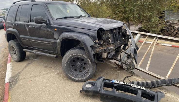 Yolda kayan cip bariyerlere çarparak durabildi
