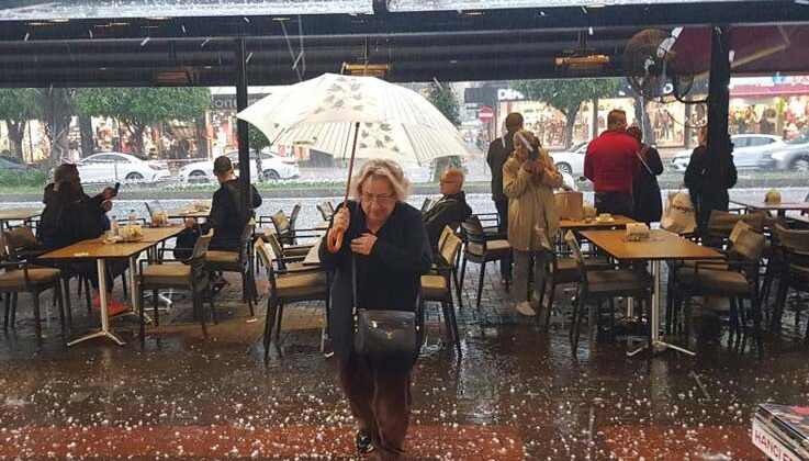 Alanya 15 dakikada beyaza büründü