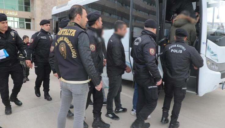 Arama kaydı bulunan 98 şahıs yakalandı