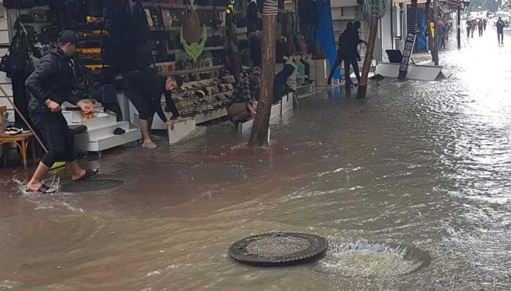 Alanya’da rögarlar taştı, çarşı merkezini su bastı