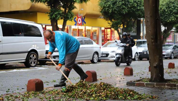 Kentte etkili olan şiddetli yağışlar sonrası Alanya Belediyesi tüm ekipleri ile sahada