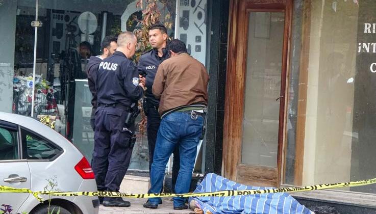 Esnafın uyuduğunu düşünerek üzerini örttüğü evsiz ölü bulundu