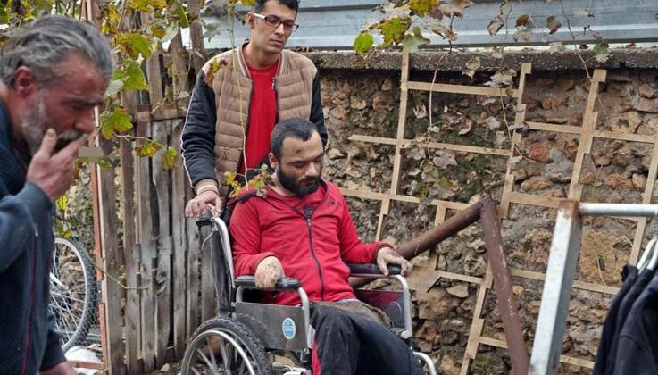 Alev alev yanan evdeki engelli genci ölümden babası kurtardı