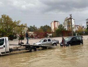 Antalya’da yağış hayatı olumsuz etkiledi: Araçlar yolda kaldı, evleri su bastı