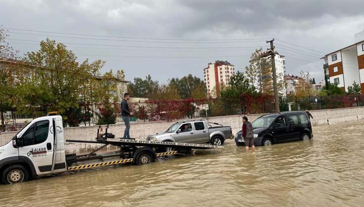 Antalya’da yağış hayatı olumsuz etkiledi: Araçlar yolda kaldı, evleri su bastı