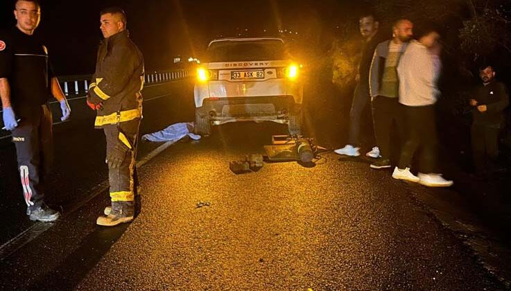 Yolun karşısına geçerken otomobilin çarptığı anne ve oğlu hayatını kaybetti