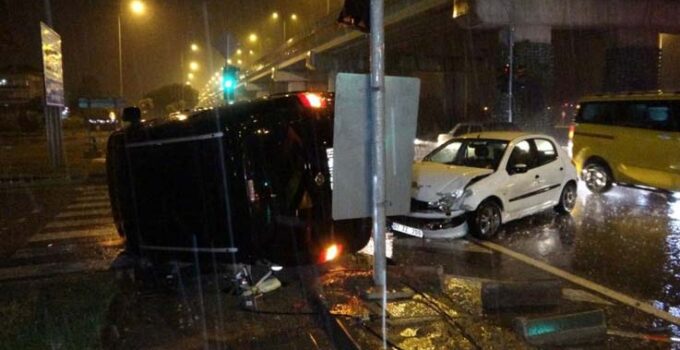 Otomobil ile çarpışan hafif ticari aracın yan yattığı kazada 2 kişi yaralandı