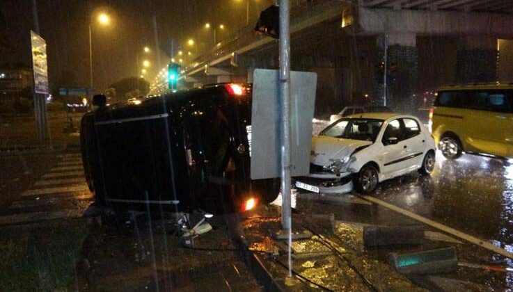 Otomobil ile çarpışan hafif ticari aracın yan yattığı kazada 2 kişi yaralandı