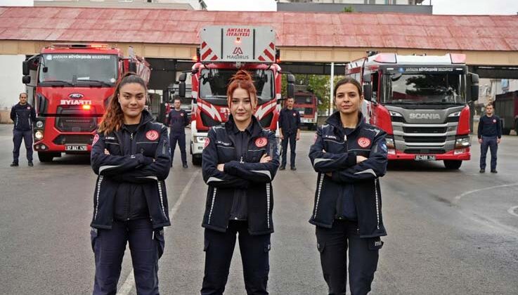 İtfaiyenin yükünü onlar çekiyor, trafikte görenler hem şaşırıyor hem alkışlıyor
