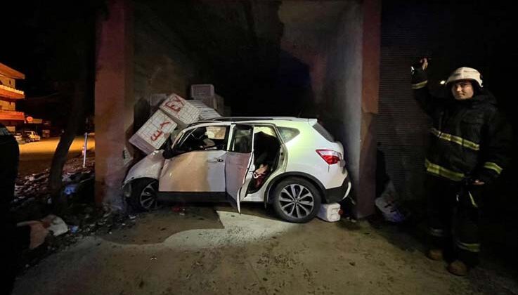 Hızını alamayan otomobil evin deposuna daldı: 1 yaralı