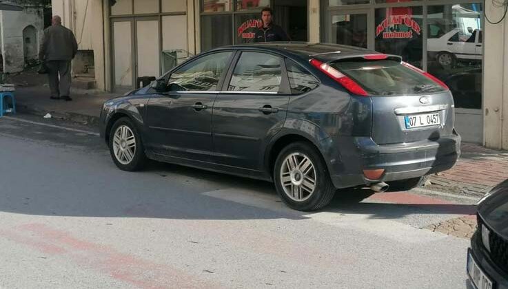 Elektrikli scooter otomobille çarpıştı: 1 yaralı