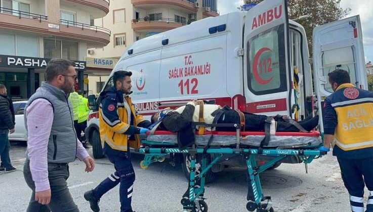 Otomobilin çarptığı motosikletteki baba oğul yaralandı