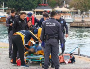 Deniz üzerinde hareketsiz bulunan şahsı hayatta tutmak için kalp masajı sırasına girdiler