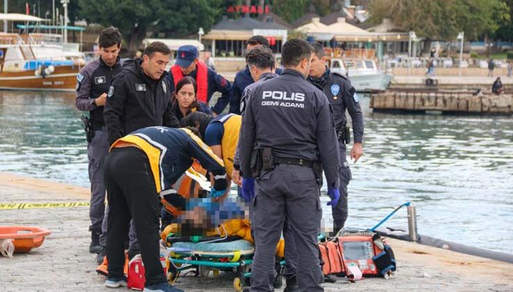 Deniz üzerinde hareketsiz bulunan şahsı hayatta tutmak için kalp masajı sırasına girdiler