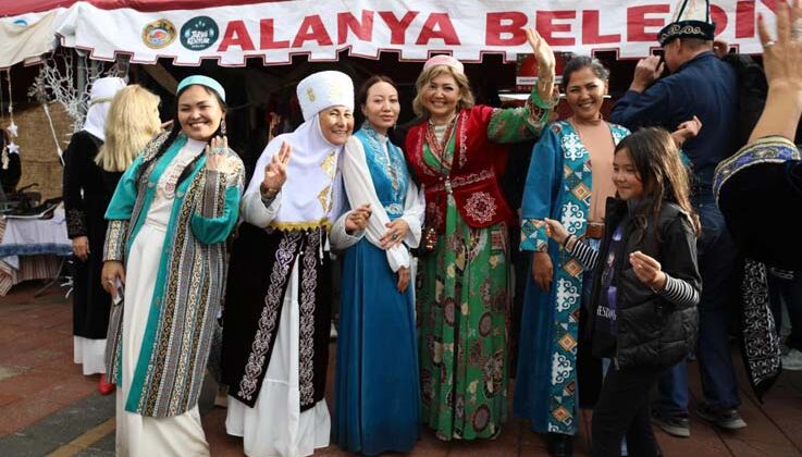 13. Alanya Uluslararası Yeni Yıl Pazarı renkli görüntülere sahne oldu