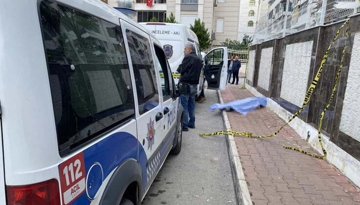 Kaldırım üzerinde erkek cesedi bulundu