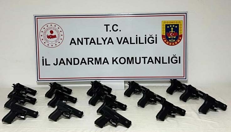 Jandarmadan seyir halindeki otomobile ruhsatsız silah operasyonu
