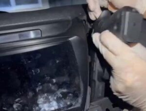 Otomobilin ön konsolunu silah deposuna çevirmişler