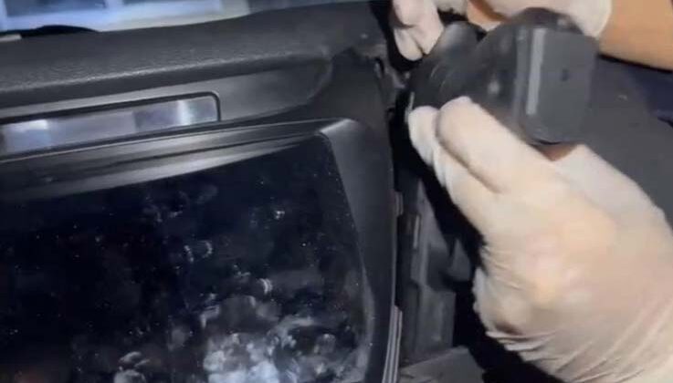 Otomobilin ön konsolunu silah deposuna çevirmişler