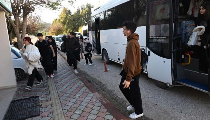 Kemer’de öğrencilere ücretsiz servis hizmeti devam ediyor