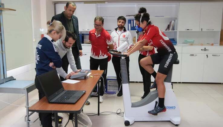 ALKÜ’den milli bisikletçilere tam destek
