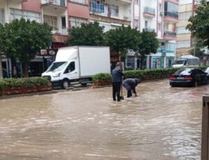 Kumluca’da sağanak yağış etkili oldu: Caddeleri su bastı, seralarda ürünler zarar gördü