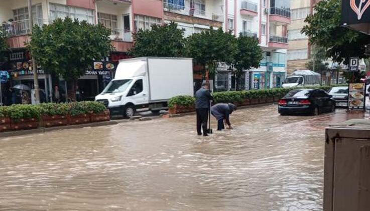 Kumluca’da sağanak yağış etkili oldu: Caddeleri su bastı, seralarda ürünler zarar gördü