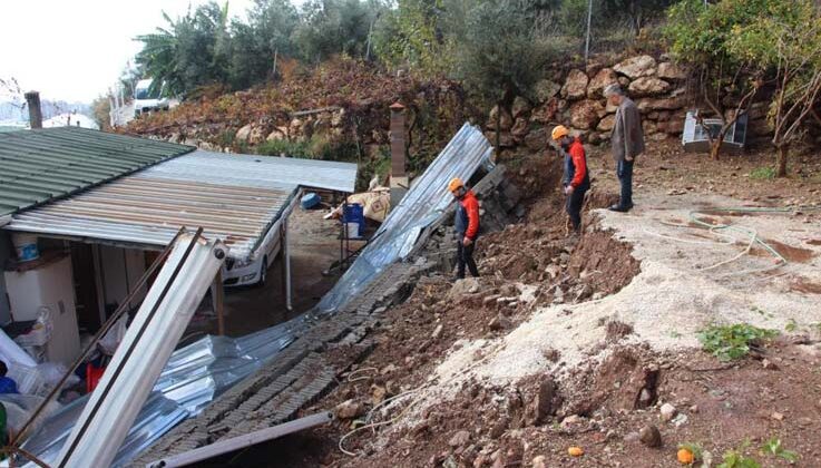 Antalya’da istinat duvarı çöktü, iki ev zarar gördü