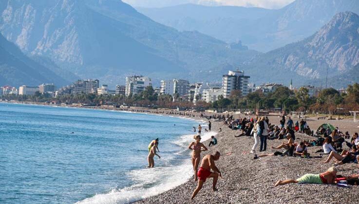 Termometrelerin 19 dereceyi gösterdiği Antalya’da Aralık ayında deniz keyfi