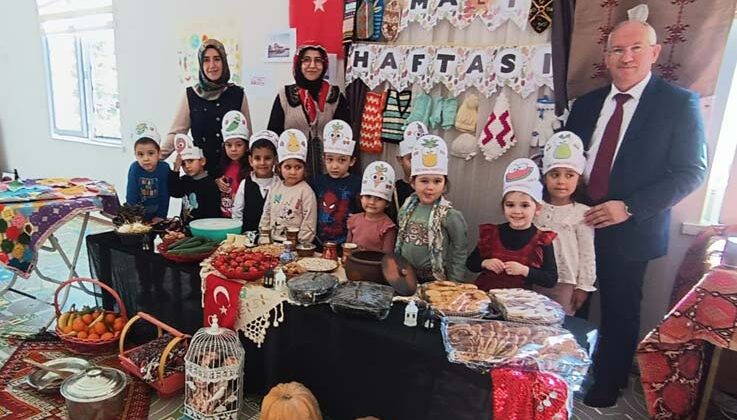 Minikler yerli malı haftasını velileri tarafından hazırlanan yiyecekleri paylaşarak kutladı