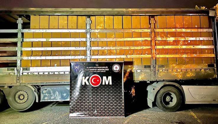 Antalya’da durdurulan tırda 4 ton kaçak tütün ele geçirildi