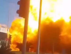 Yanan otomobil bomba gibi patladı