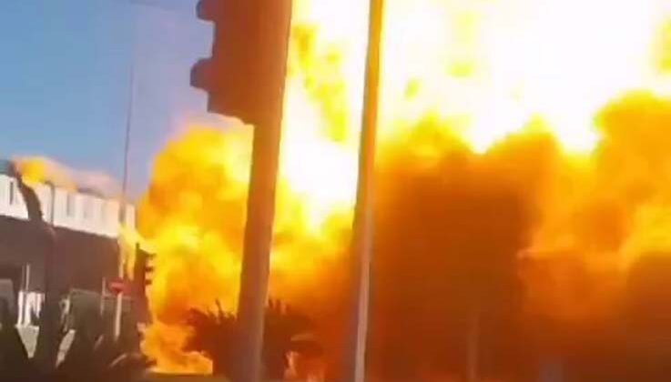 Yanan otomobil bomba gibi patladı