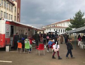 Öğrenci velileri bir günde 142 ünite kan bağışıyla rekor kırdı