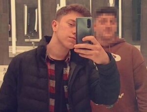 Park halindeki kamyona çarpan motosikletli genç hayatını kaybetti
