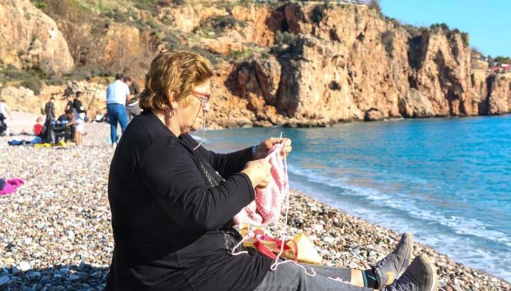 Antalya’da yaz aylarını aratmayan havayı görenler sahile koştu