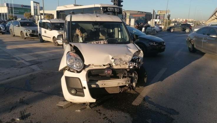 2 sürücüye de yeşil yanan sinyalizasyon kazaya sebep oldu