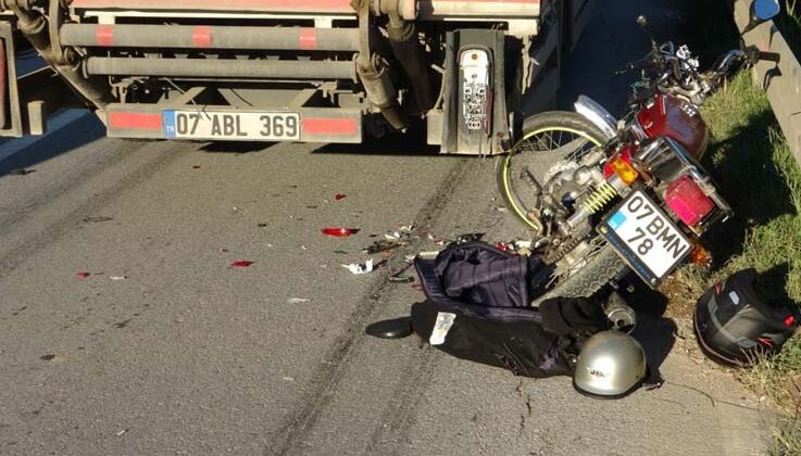 Kamyona arkadan çarptılar, kaskları sayesinde ölümden döndüler