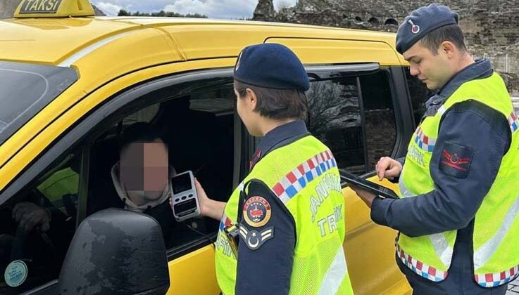 Hız sınırını aşan 136, alkollü araç kullanan 21 sürücüye ceza