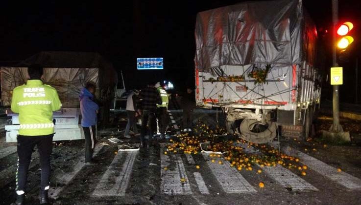 Kırmızı ışıkta duran mandalina yüklü kamyona tır çarptı, kara yolu mandalina bahçesine döndü