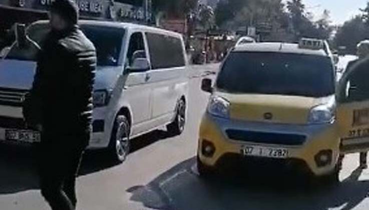 Yolcu taşıyan aracın önünü kesen taksiciler gözaltına alındı