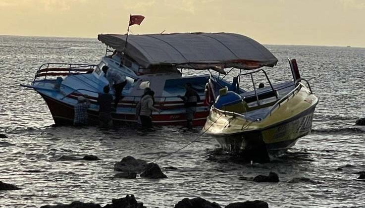 Barınaktaki balıkçı teknesini ipini çözüp çalmaya çalıştılar tekne karaya oturunca kaçtılar