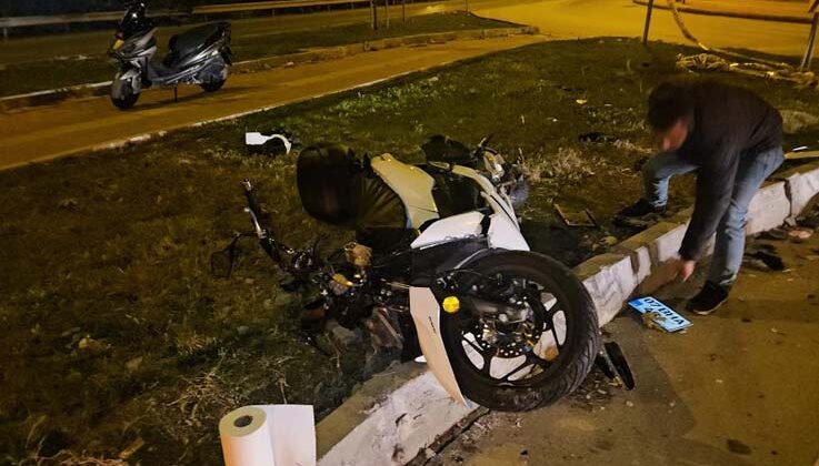 Kontrolden çıkan motosiklet refüje çarptı: 1 ağır yaralı