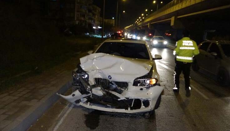 ’U’ dönüşü yapan otomobile arkadan çarptı:3 yaralı