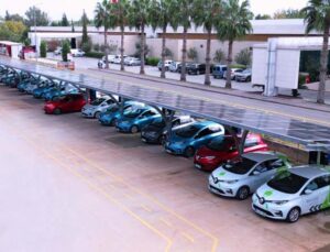 Fabrikaya kurdukları GES’le aynı anda 37 elektrikli aracı şarj ediyorlar