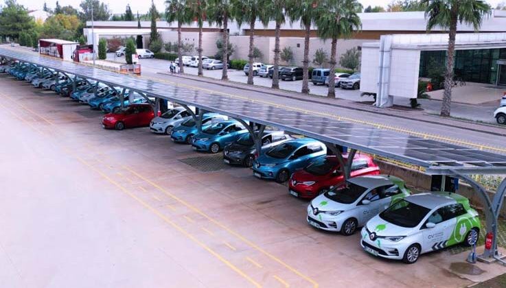 Fabrikaya kurdukları GES’le aynı anda 37 elektrikli aracı şarj ediyorlar