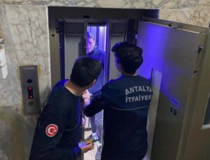 14 katlı binanın asansöründe mahsur kalan kuryeyi itfaiye kurtardı