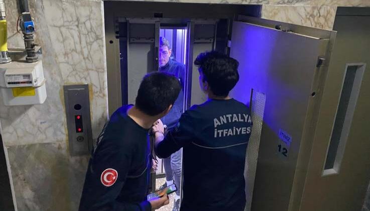 14 katlı binanın asansöründe mahsur kalan kuryeyi itfaiye kurtardı