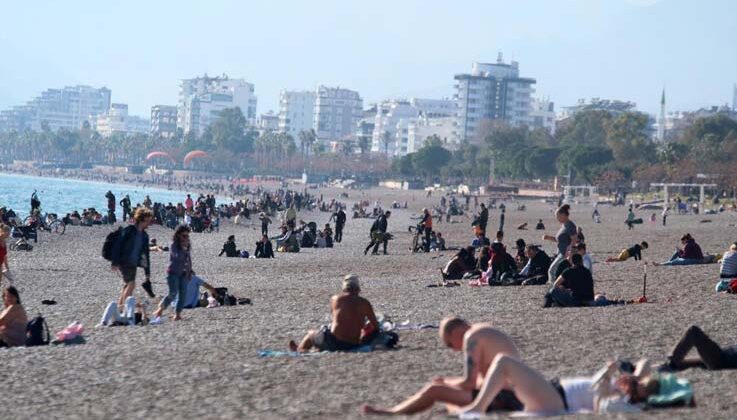 Antalya’da dünyaca ünlü sahilde yılın son yoğunluğu